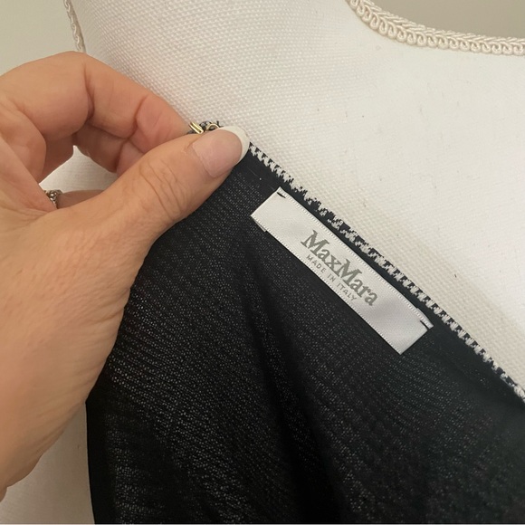 MaxMara dress runs small. Fit like a size 4. Lmk if you need measurements - Picture 6 of 6